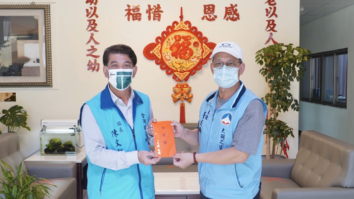 金湖鎮長陳文顧慰問大同之家。（金湖鎮公所提供）