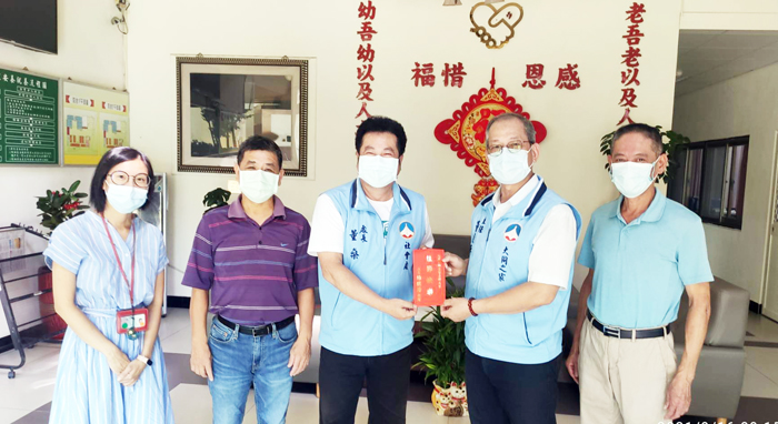 金門縣政府社會處長董燊昨代表縣府團隊致贈慰問金,由大同之家主任董燕輝代表接受。(社會處提供)