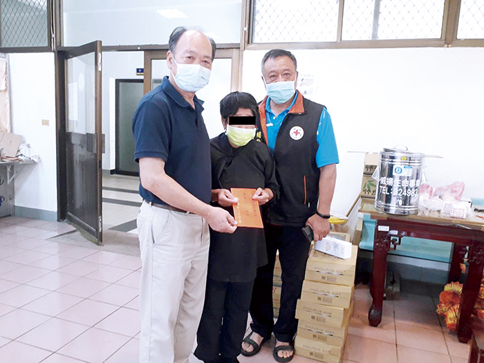 秋節將屆,金門縣紅十字會會長洪國正率員發送「黃清安、董團治夫婦急難救助金」善款,轉達關懷之意。(金門紅十字會提供)