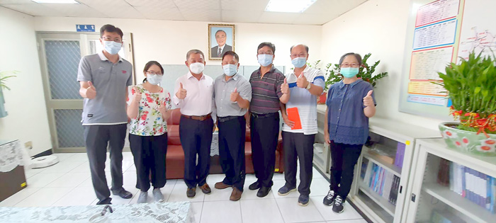 欣屏天然氣股份有限公司至金門榮民服務處捐款慰問5位地區清寒榮民。(金門榮服處提供)