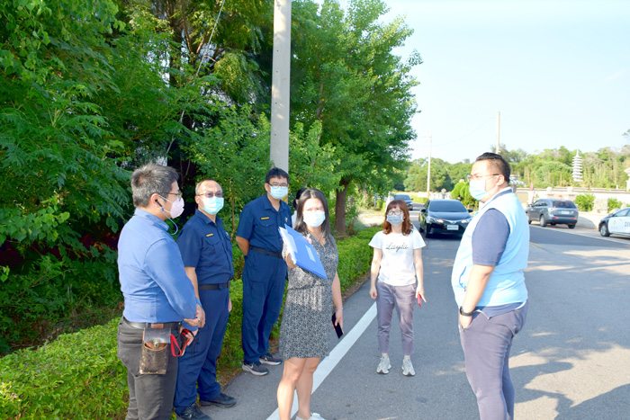 金門縣議員王秀玉邀集相關單位進行道路路口安全改善聯合會勘,盼能解除路段所隱藏的道路安全問題。(議會提供)