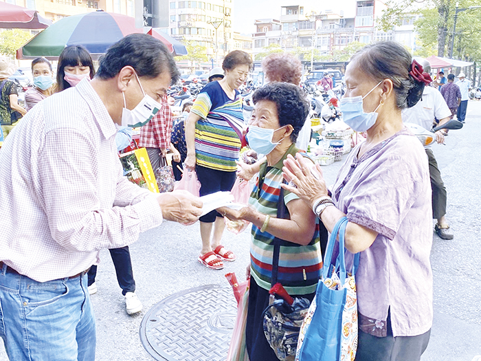 金湖鎮長陳文顧視察金湖市場，發送口罩給民眾。（金湖鎮公所提供）