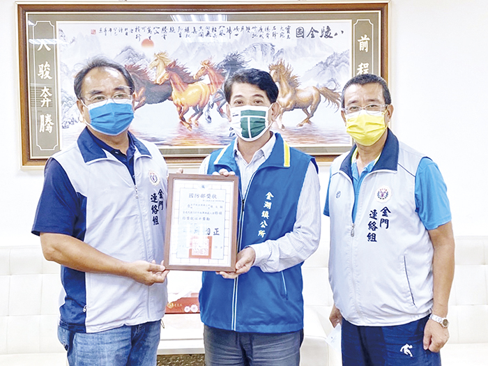 金湖鎮長陳文顧獲國防部選為110年敬軍模範人員。(金湖鎮公所提供)