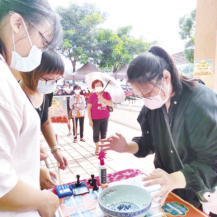 民眾博餅，試手氣。（許加泰攝）