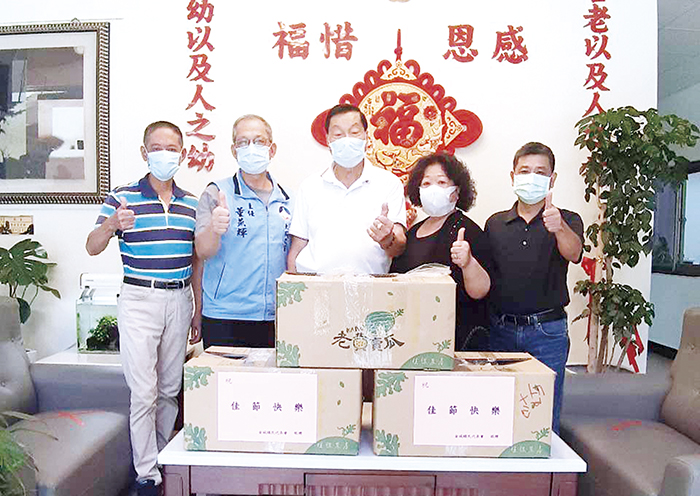 金城鎮民代表會主席陳天成、副主席蘇碧浯於中秋節前探訪大同之家,關心鎮籍住民的近況。(金城鎮代會提供)