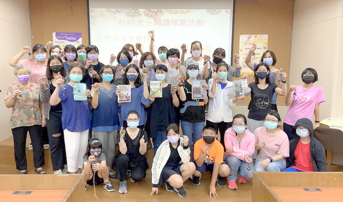 金門縣立圖書館昨日安排二場次自然系再生創作課程，在手作過程中體驗大自然的神奇造物。（李增汪攝）