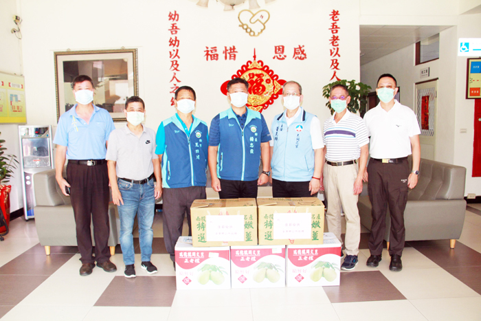 秋節前夕，金寧鄉長楊忠俊率隊慰勞大同之家，贈送水果禮盒及食品賀節。（許加泰攝）