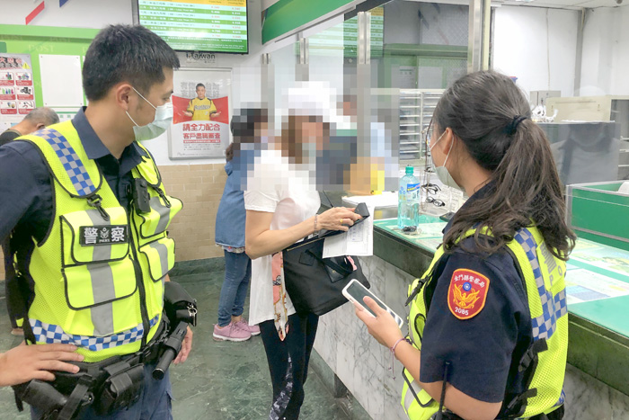 民眾接獲詐騙通知到金門山外郵局準備匯款給澳門彩票公司，在機警的黃姓行員通報與金湖警察所員警的及時關懷勸阻下，總算成功防阻、免被詐騙失財。（金湖警分局提供）
