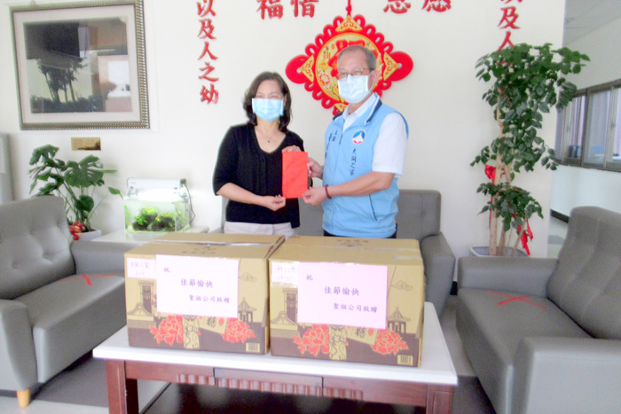 聖祖食品股份有限公司長久關懷地方,於節日前夕特送上禮品與大同之家的長輩一同過節。(大同之家提供)