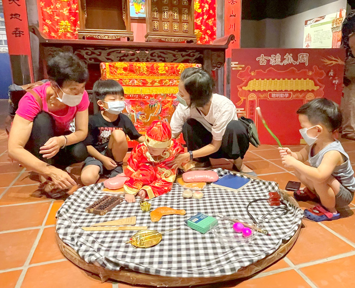 文化園區「金閩文化傳統創新生」,「抓周」體驗,9月18日及9月19日中秋連假,吸引民眾闔家參與,在體驗之中認識貼近傳統民俗文化。(陳麗妤攝)
