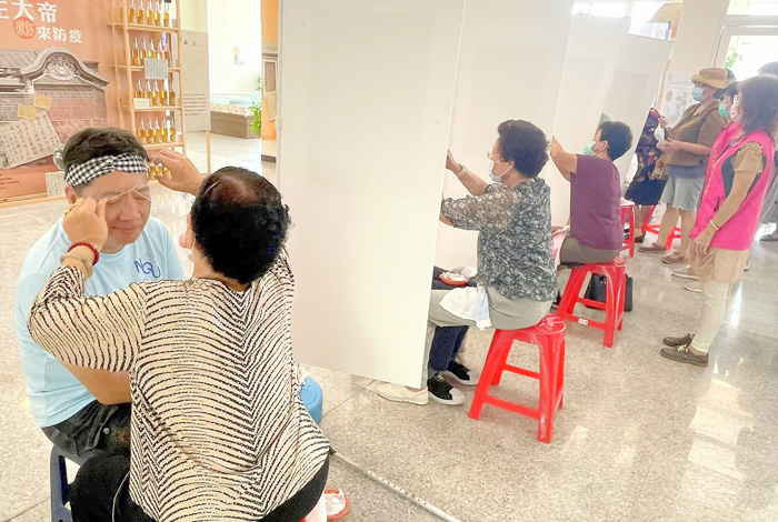 文化園區「金閩文化傳統創新生」,「挽面」體驗,9月18日及9月19日中秋連假,吸引民眾闔家參與,在體驗之中認識貼近傳統民俗文化。(陳麗妤攝)