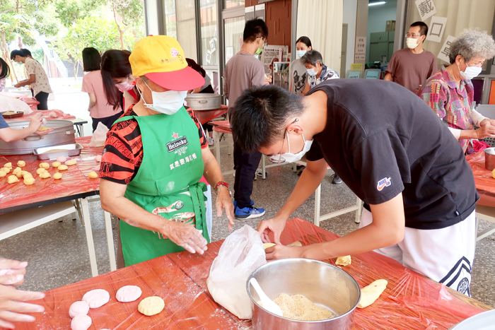 榜林志工婆婆教導學生做粿。（許加泰攝）