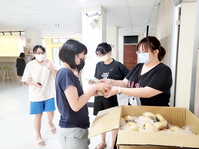金門大學安排住宿學生體驗做金門紅龜粿,感受節慶氛圍。(許加泰攝)