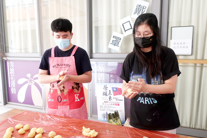 住宿生認真學習揉捏包餡粿。(許加泰攝)