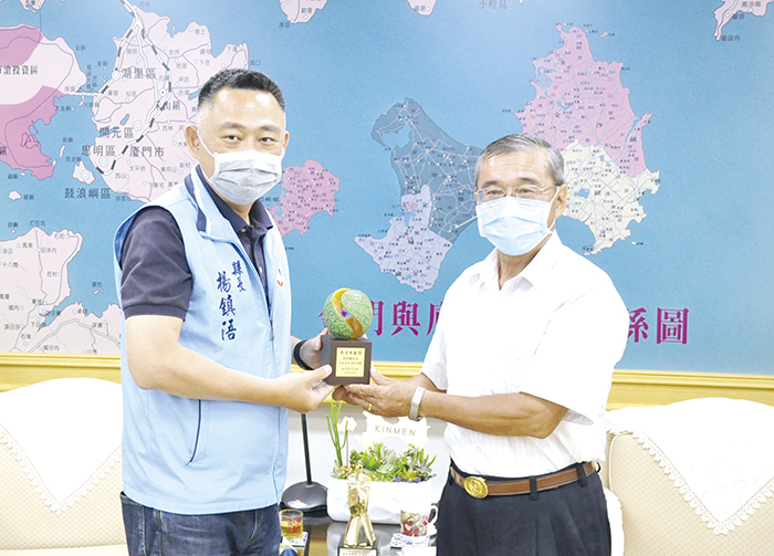 縣長楊鎮浯昨頒獎金門縣一一○年教育奉獻獎得主吳啟騰。（楊水詠攝）