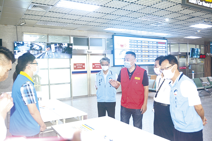 金門縣長楊鎮浯宣布,自10月1日起,持3天內陰性核酸檢驗(PCR)或抗原快篩、或完整接種二劑COVID-19疫苗達14天者,均可免篩。(高凡淳攝)