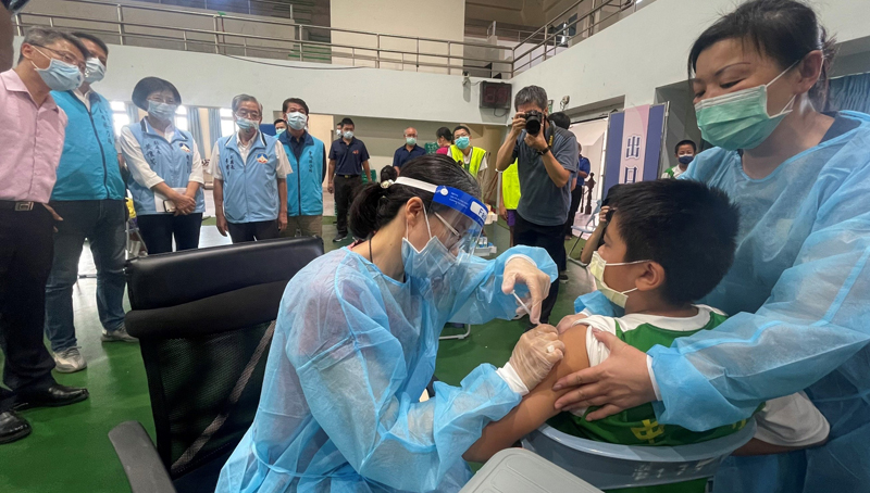 金湖國中學生今(24)日一早開始施打BNT疫苗,副縣長李增財、鎮長陳文顧、主席蔡乃靖等在校長謝志偉等陪同下前往體育館關心學生接種情形,現場播放音樂、動線規劃得宜,加上學校教職人員、學生在場服務,讓同學更加放心接種疫苗。(陳麗妤攝)