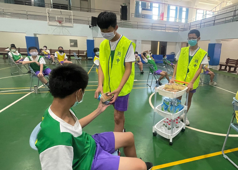 金湖國中學生今(24)日一早開始施打BNT疫苗,副縣長李增財、鎮長陳文顧、主席蔡乃靖等在校長謝志偉等陪同下前往體育館關心學生接種情形,現場播放音樂、動線規劃得宜,加上學校教職人員、學生在場服務,讓同學更加放心接種疫苗。(陳麗妤攝)