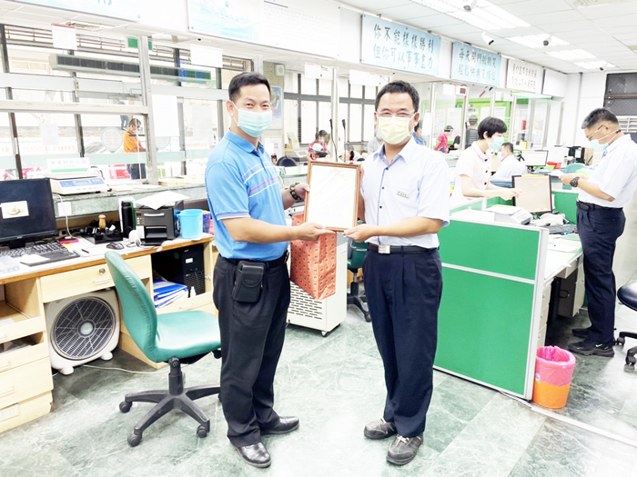 新任金湖分局長林炎巨,感謝金融機構行員共同攔阻詐騙。(金湖分局提供)
