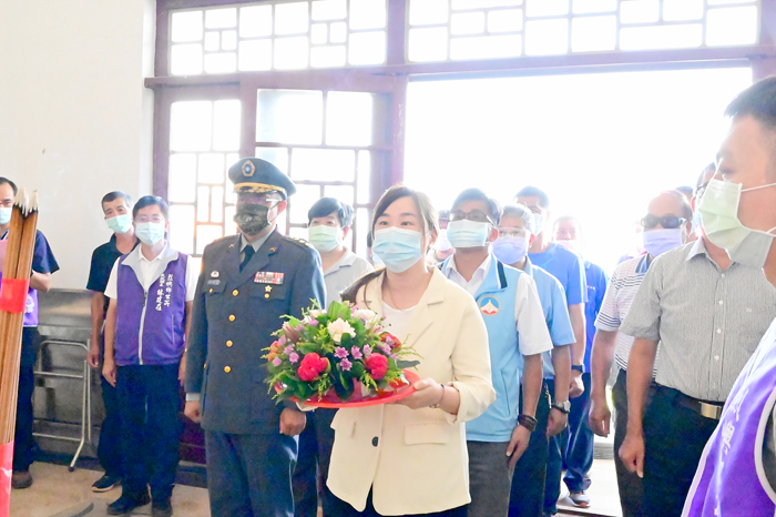 烈嶼鄉公所舉行「秋祭超薦法會」，鄉長洪若珊帶領地方各界參與祭典。
（許加泰攝）