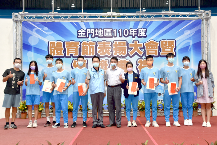 參議陳金增代表縣長頒獎表揚地方熱心體育社團人員、熱心體育學校師生暨體育績優學生,並與體育會理事長唐麗輝、教育處代理處長黃雅芬和得獎者合照。(莊煥寧攝)