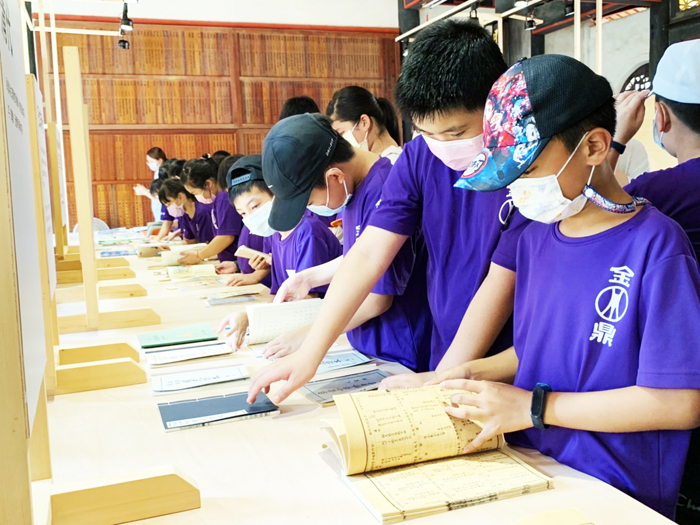 金門縣政府教育處主辦的「世界最美的教科書展」,金門站昨日起於金城鎮浯江書院開展,展期到11月22日止。主辦單位歡迎各校師生及鄉親踴躍到場觀展。(李增汪攝)