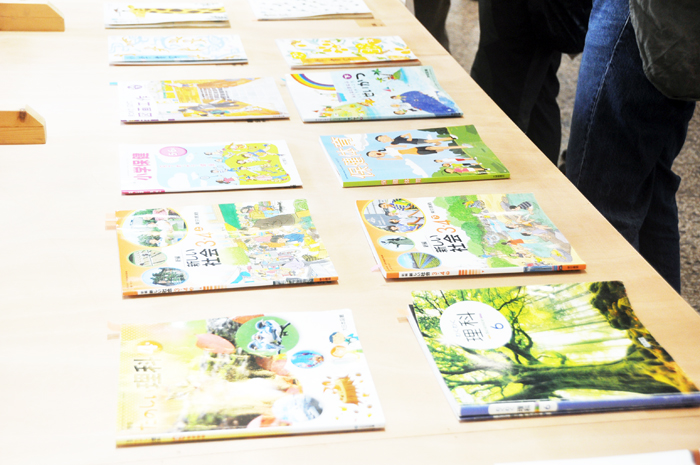 金門縣政府教育處主辦的「世界最美的教科書展」,金門站昨日起於金城鎮浯江書院開展,展期到11月22日止。主辦單位歡迎各校師生及鄉親踴躍到場觀展。(李增汪攝)