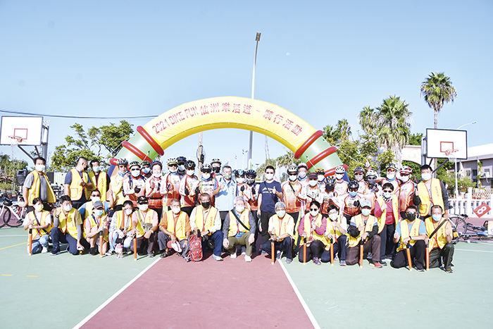 仙洲樂活遊騎行活動輪流在各鄉鎮舉行，今年共百餘位車手參加，享受秋日下的運動小旅行。（詹宗翰攝）
