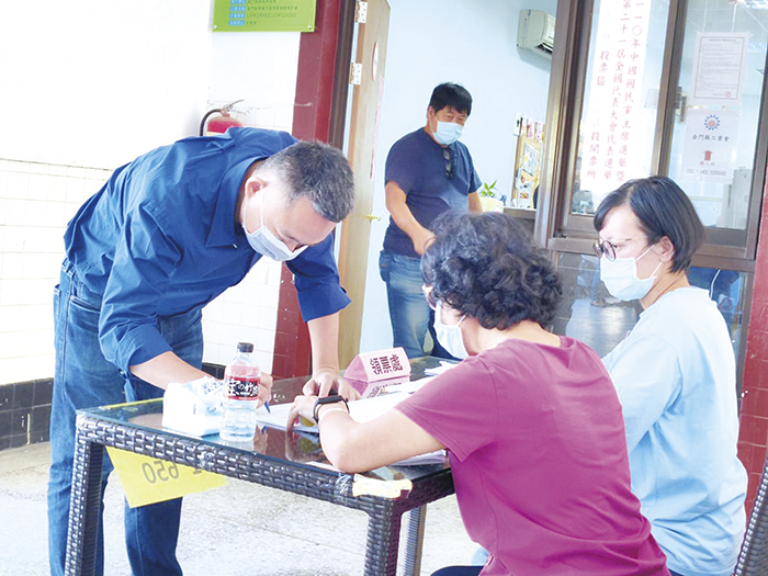 國民黨黨主席暨第21屆黨員代表大會代表選舉,國民黨籍的金門縣長楊鎮浯也前往投票。(金門縣黨部提供)