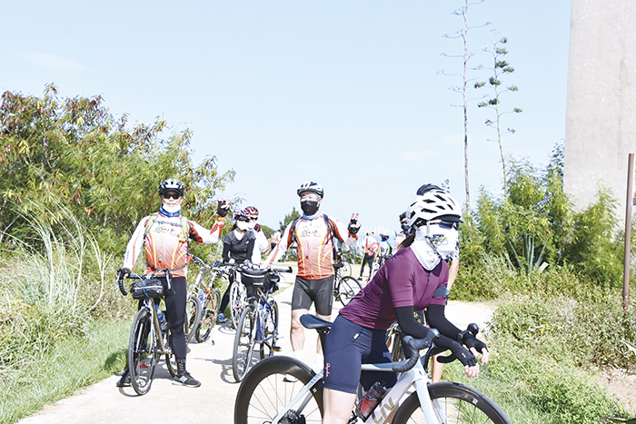於金寧鄉內舉辦的2021Bike Fun仙洲樂活遊騎行活動，參與的車手飽覽沿路的秋日風光。（詹宗翰攝）