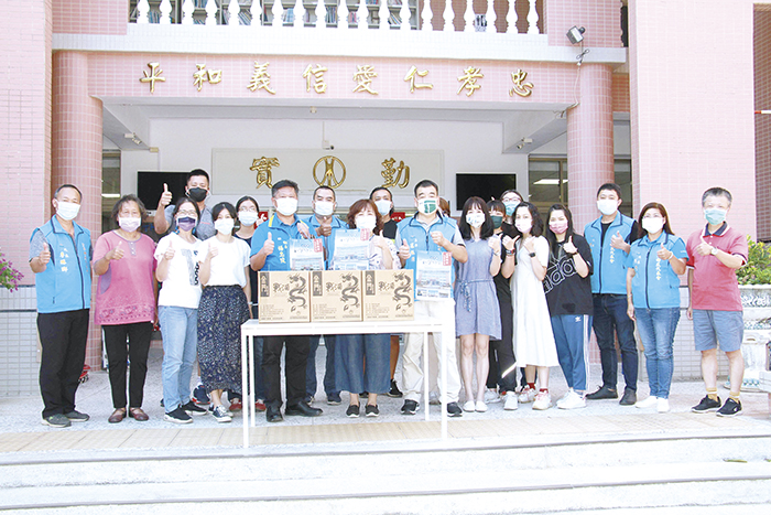 金寧鄉長楊忠俊偕同鄉代會主席莊振源及代表們,前往金寧學區各學校,致贈教師節高粱酒禮盒。(金寧鄉公所提供)