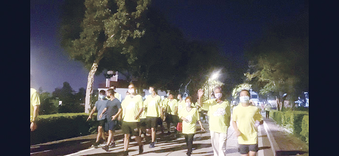 跑者享受夜跑、健走樂趣。（許加泰攝）