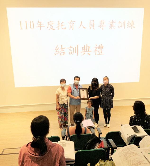金門縣托育人員金湖專業訓練班33位學員昨順利結業，縣府社會處長董燊代表楊鎮浯縣長主持結訓典禮，並鼓勵學員學以致用踴躍應聘，為全縣嬰幼兒相關服務貢獻一己之力。（縣府社會處提供）