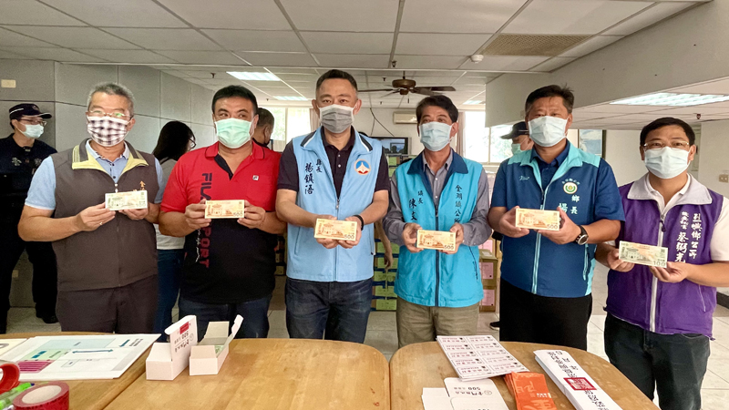 今(27)日上午假警光會館進行金門振興券點交鄉鎮公所作業,縣長楊鎮浯率領縣府團隊,以及金城鎮鎮長李誠智、金湖鎮鎮長陳文顧、金寧鄉鄉長楊忠俊、金沙鎮鎮長吳有家、烈嶼鄉機要秘書蔡弼光等到場視察振興券點交作業。(陳麗妤攝)