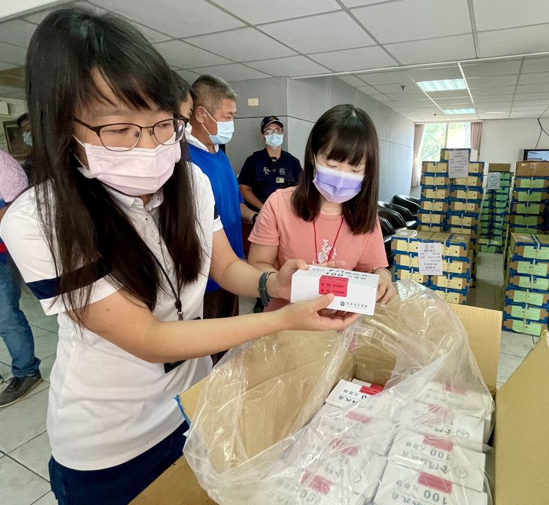 金門振興券點交鄉鎮公所,五鄉鎮公所代表依序進行振興券箱數、盒數確認,並經拆封清點確認及基礎防偽檢查等,確認無誤後,隨即在員警護送下領回。(陳麗妤攝)