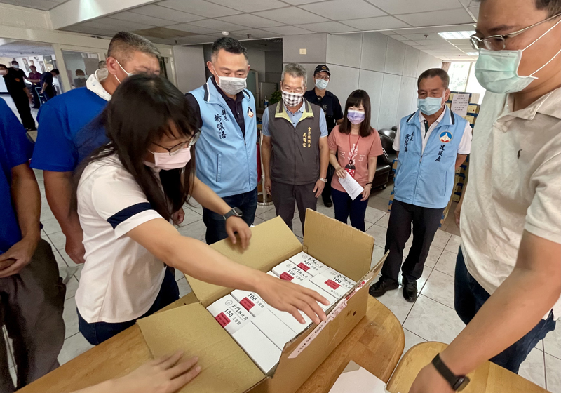 今(27)日上午假警光會館進行金門振興券點交鄉鎮公所作業,縣長楊鎮浯率領縣府團隊,以及金城鎮鎮長李誠智、金湖鎮鎮長陳文顧、金寧鄉鄉長楊忠俊、金沙鎮鎮長吳有家、烈嶼鄉機要秘書蔡弼光等到場視察振興券點交作業。(陳麗妤攝)