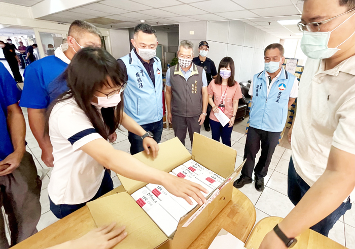 五鄉鎮公所代表,依序進行振興券箱數、盒數確認,並經拆封清點確認及基礎防偽檢查等,確認無誤後,隨即在員警護送下領回。(陳麗妤攝)