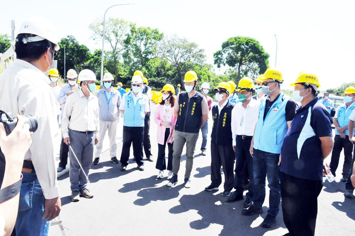 議長洪允典與議員聽取金門縣1-1計畫道路（水頭商港至西海路）新闢工程。（楊水詠攝）