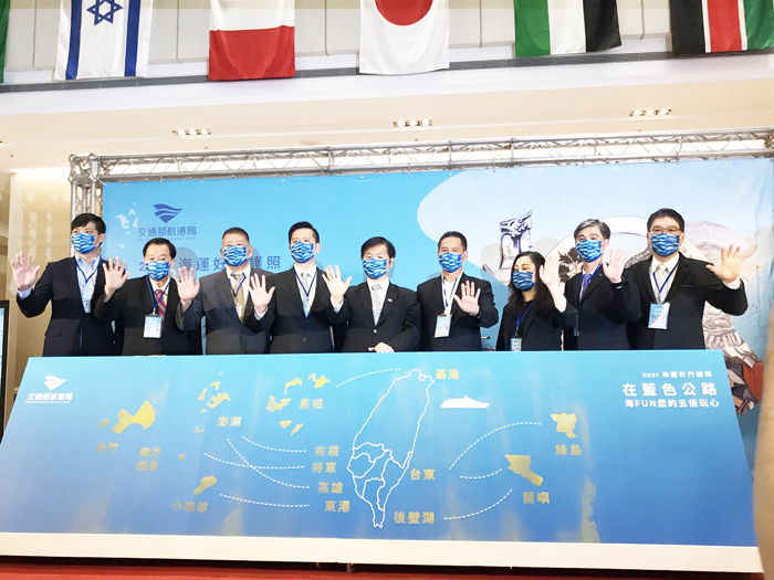 金門縣政府與交通部航港局攜手，共推五倍券「金門藍色公路」遊程，縣府參議陳世保（左三）昨天也偕觀光處副處長許績鑫跨海赴台參加活動記者會。（縣府觀光處提供）