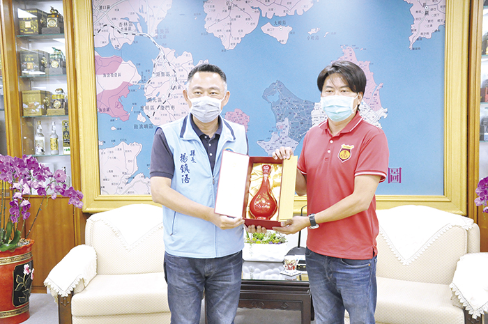 金門縣長楊鎮浯昨接見獲得TCSA台灣企業永續獎得主「王大夫」一條根總經理王建順和六位陪同員工，並贈予王建順「和平酒」表示肯定並合影。（楊水詠攝）
