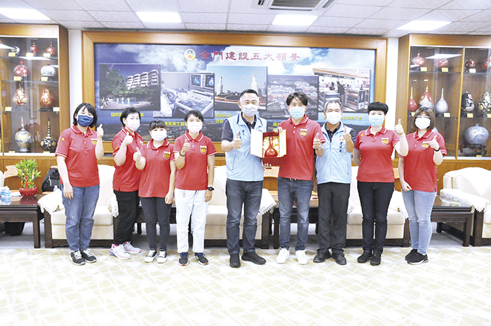 金門縣長楊鎮浯昨接見獲得TCSA台灣企業永續獎得主「王大夫」一條根總經理王建順和六位陪同員工，並贈予王建順「和平酒」表示肯定並合影。（楊水詠攝）