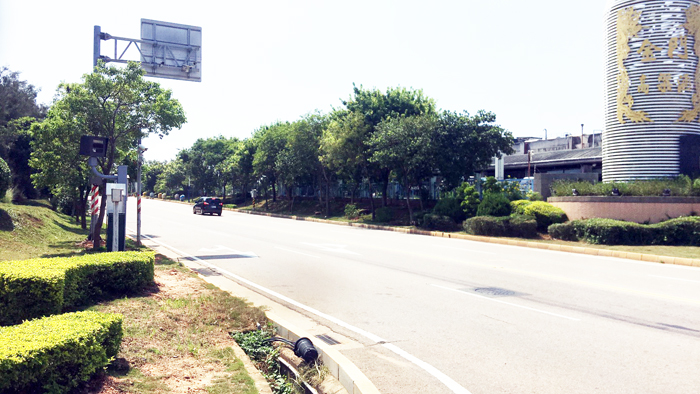 金門酒廠前(桃園路盤果路口),即將啟用闖紅燈、測速照相及違規轉彎的多功能自動科技執法設備。
(縣警局交通隊提供)