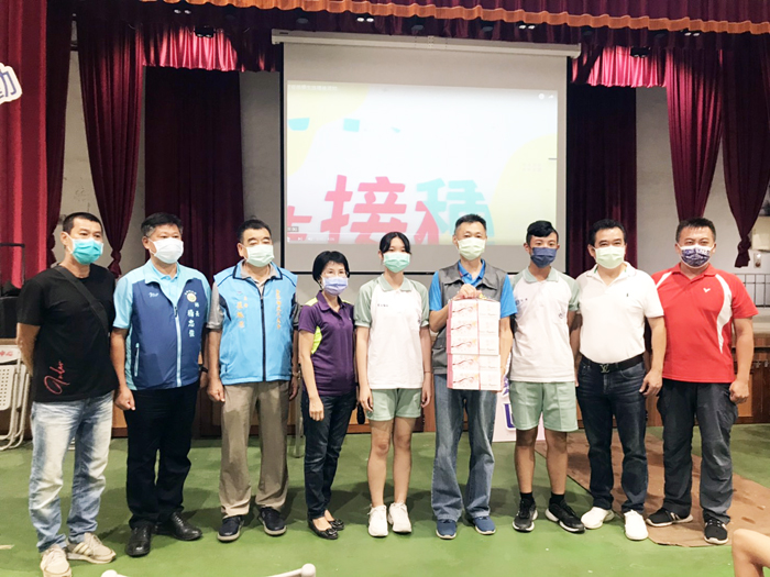 家長會現任會長歐陽儀雄貼心地為每位學生加碼準備餐盒。（高凡淳攝）