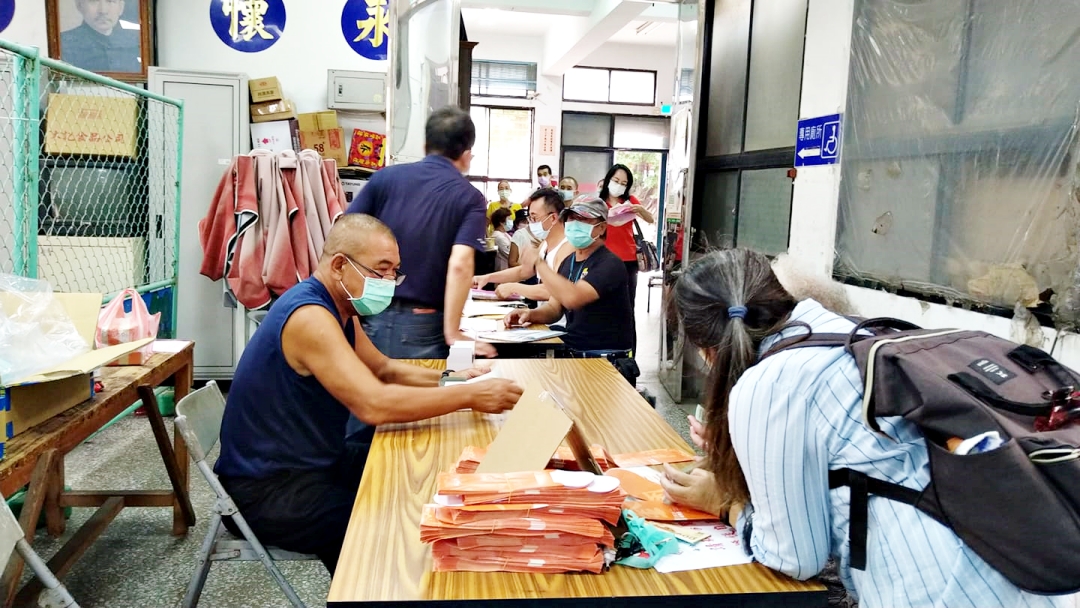 縣府為刺激因新冠肺炎受影響的地方經濟,自1日起連續三天發放振興券三千元。(詹宗翰攝)