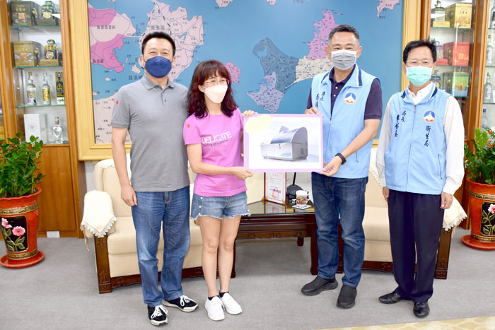 旅台鄉親李沃耀、陳素蘭夫婦，捐贈本縣烏坵鄉生化分析儀一台。（莊煥寧攝）