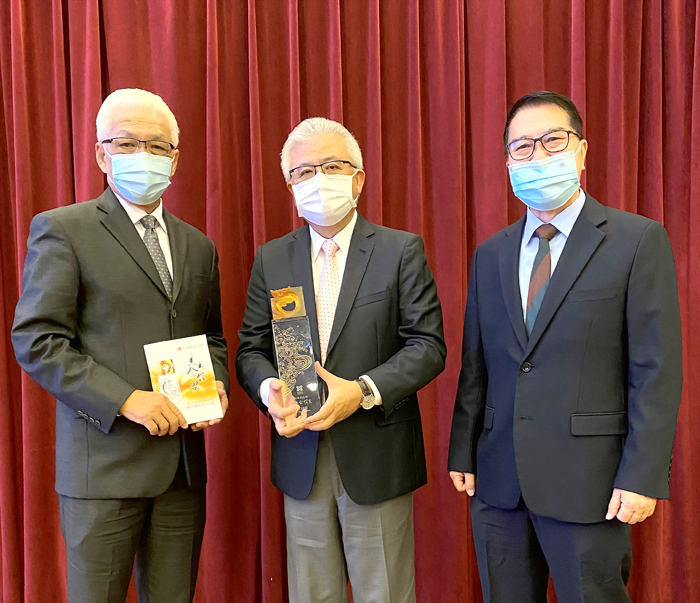 祖籍金門瓊林村，現任新加坡金門會館主席的鄉賢蔡其生（中）再榮任新加坡宗鄉會館聯合總會會長，成為繼黃祖耀博士之後，第二位領導新加坡華社的金門鄉賢。（縣府社會處提供）