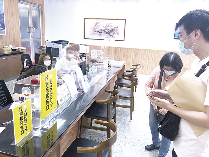 觀光處在縣府服務大廳設立諮詢服務窗口，目前正在測試連線中。（縣府提供）