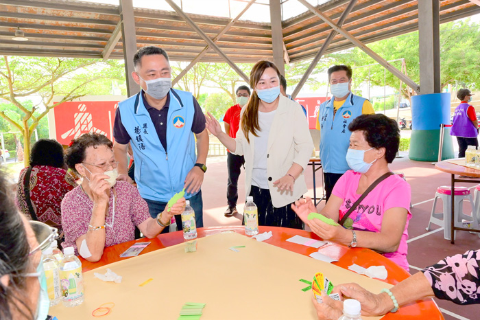 縣長楊鎮浯、烈嶼鄉長洪若珊向長者賀節。（許加泰攝）
