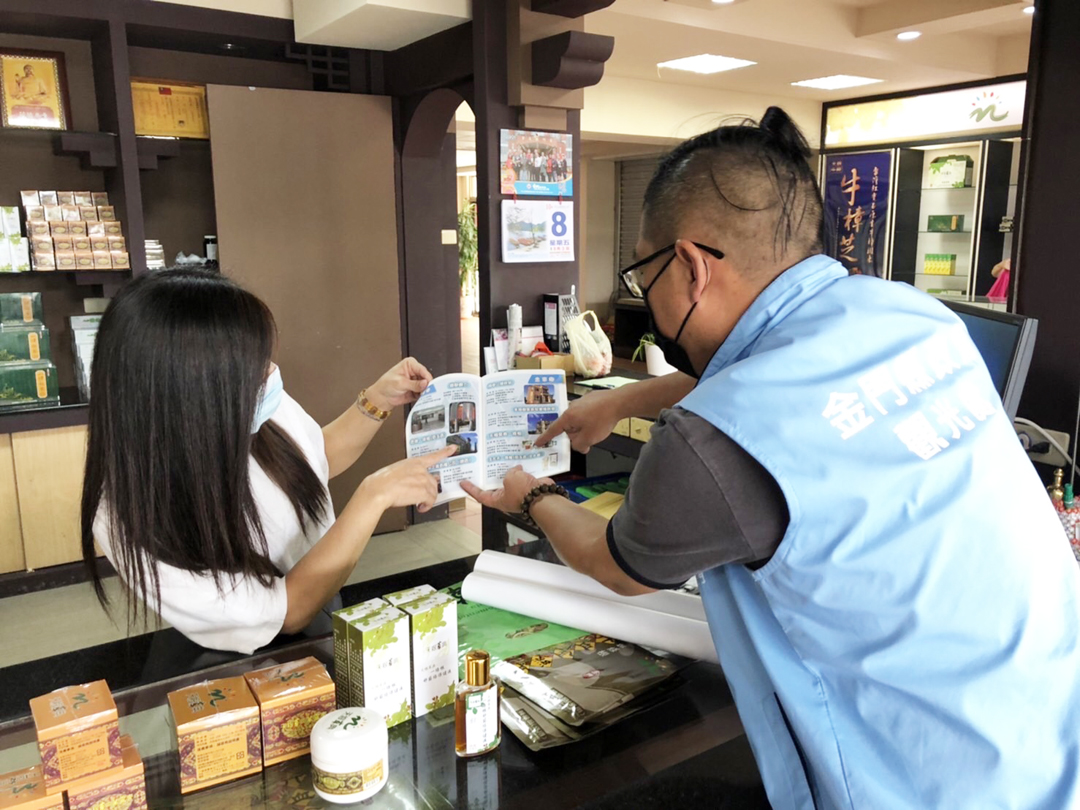 金門縣府觀光處至老兵召集令特約店家發放優惠手冊、海報和旗幟,引導店家做好迎賓準備。(縣府觀光處提供)