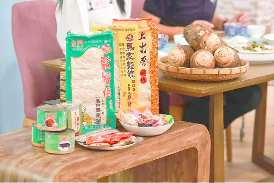 楊鎮浯縣長受邀參與「美鳳有約」節目錄影，與吳速玲一同宣傳烈嶼芋頭及金門特產。（擷自躍動金門-楊鎮浯臉書）